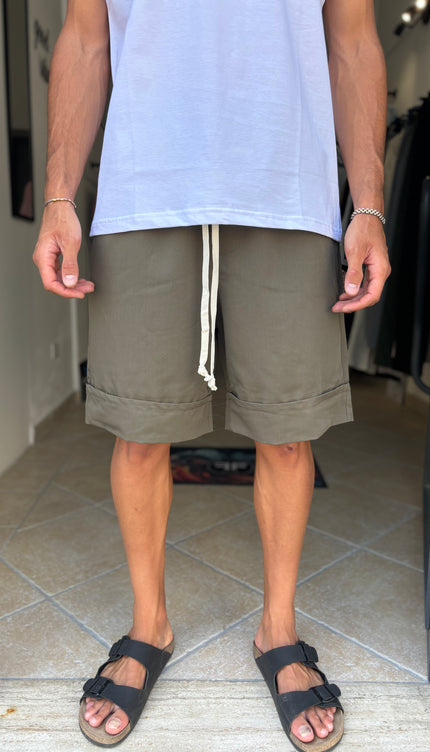 Pantalone corto verde con piega