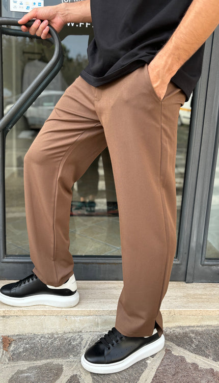 Pantalone marrone spacchetti