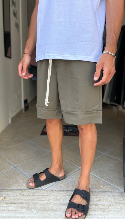 Pantalone corto verde con piega