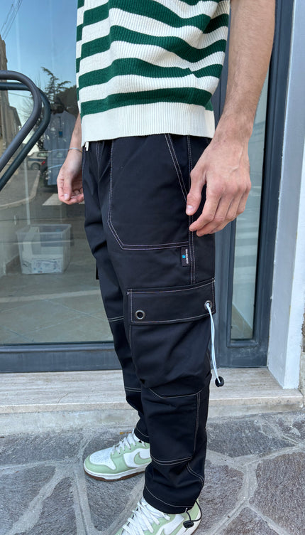 Pantalone con tasconi e cuciture bianche