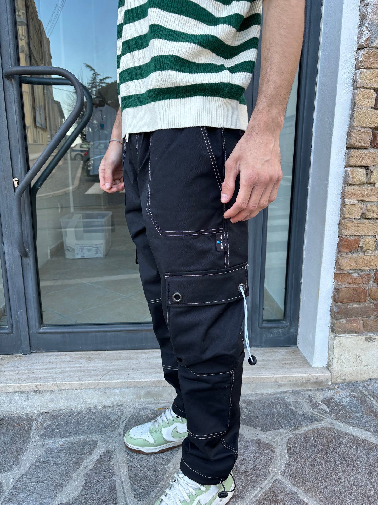 Pantalone con tasconi e cuciture bianche