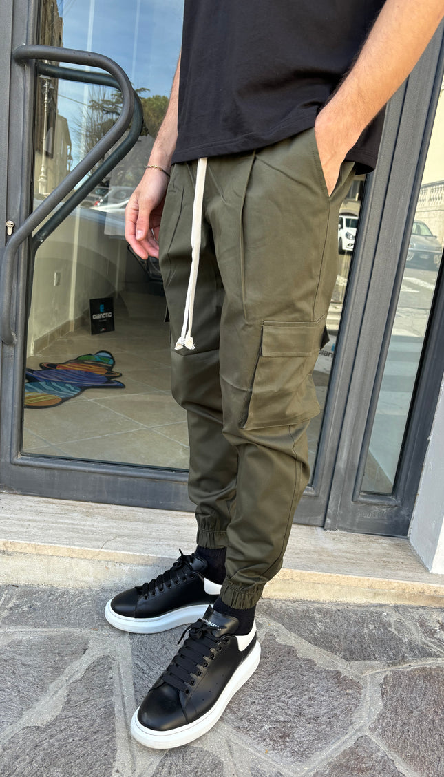 Pantalone con elastico caviglia e tasconi verde