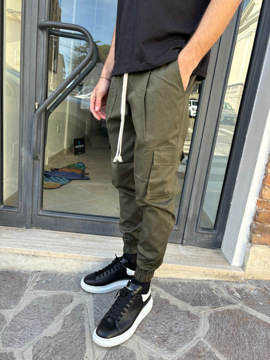 Pantalone con elastico caviglia e tasconi verde