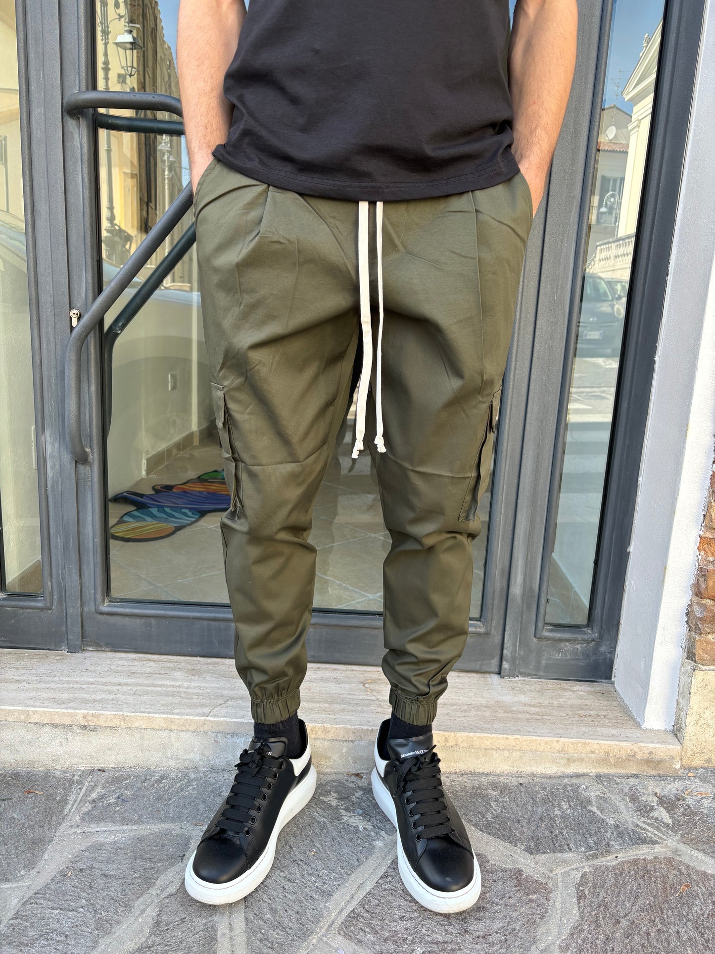 Pantalone con elastico caviglia e tasconi verde