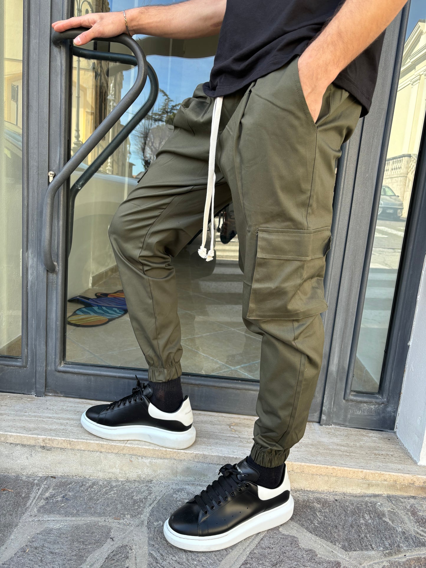 Pantalone con elastico caviglia e tasconi verde