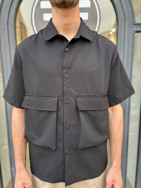 Camicia a maniche corte nera con tasconi