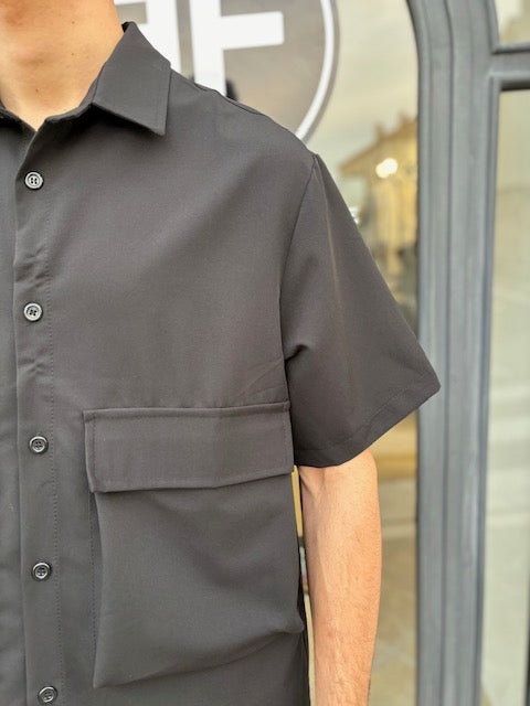 Camicia a maniche corte nera con tasconi